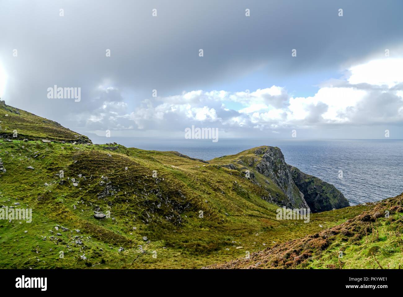 Les étonnantes falaises de Slieve League près de Carrick en Irlande. Banque D'Images