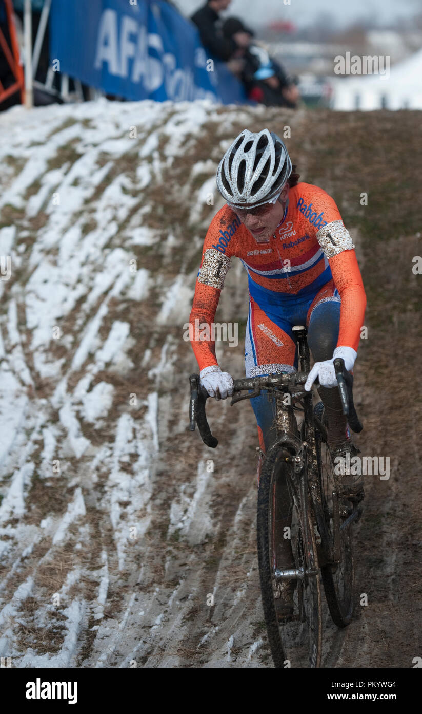 UNITED STATES - Dec 02 : Marianne Vos (NED) sur son chemin pour gagner l'UCI de cyclocross 2013 Élite Championnats du monde organisés à Eva Bandman Park à Louisville Banque D'Images