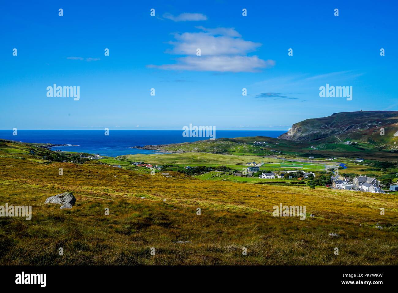 Un regard sur l'océan Atlantique depuis les collines de Greeneville en Irlande. Banque D'Images
