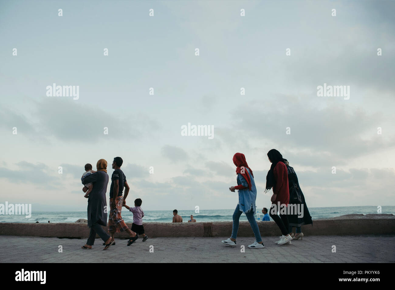 Une famille marche dans la rue en Tire-Lebanon 2018 Banque D'Images