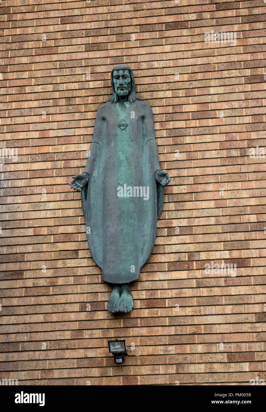 Une figure du Christ sur l'Église catholique du Sacré-Cœur, Bilton, Rugby, Warwickshire, UK Banque D'Images