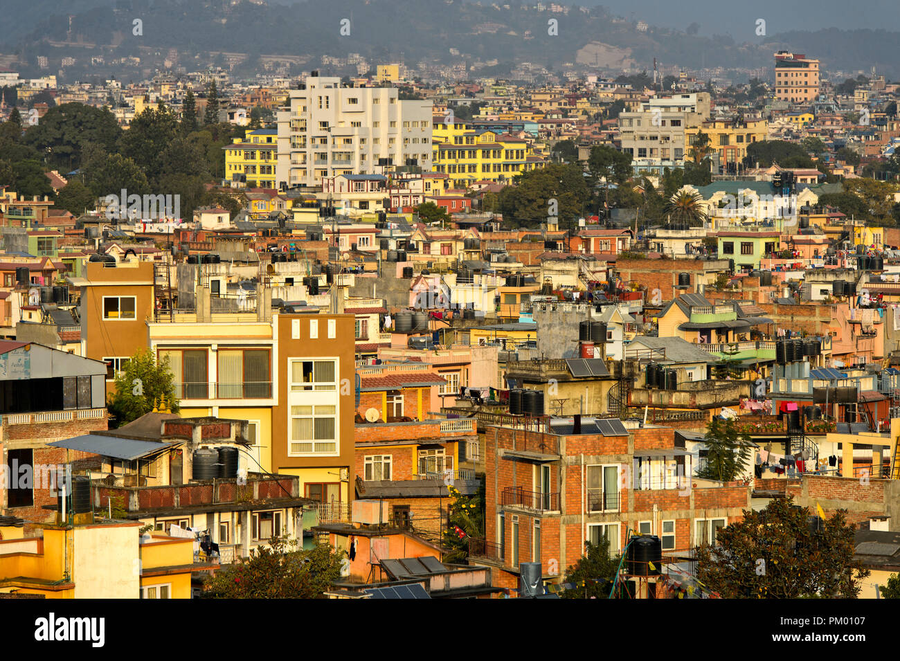 Vue sur la zone résidentielle à forte densité de population Lazimpat, Katmandou, Népal Banque D'Images