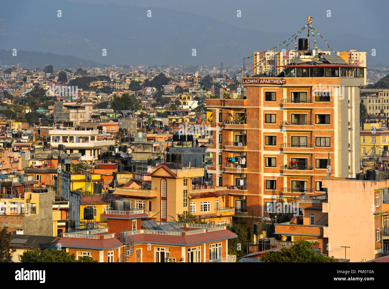 Vue sur la zone résidentielle à forte densité de population Lazimpat, Katmandou, Népal Banque D'Images