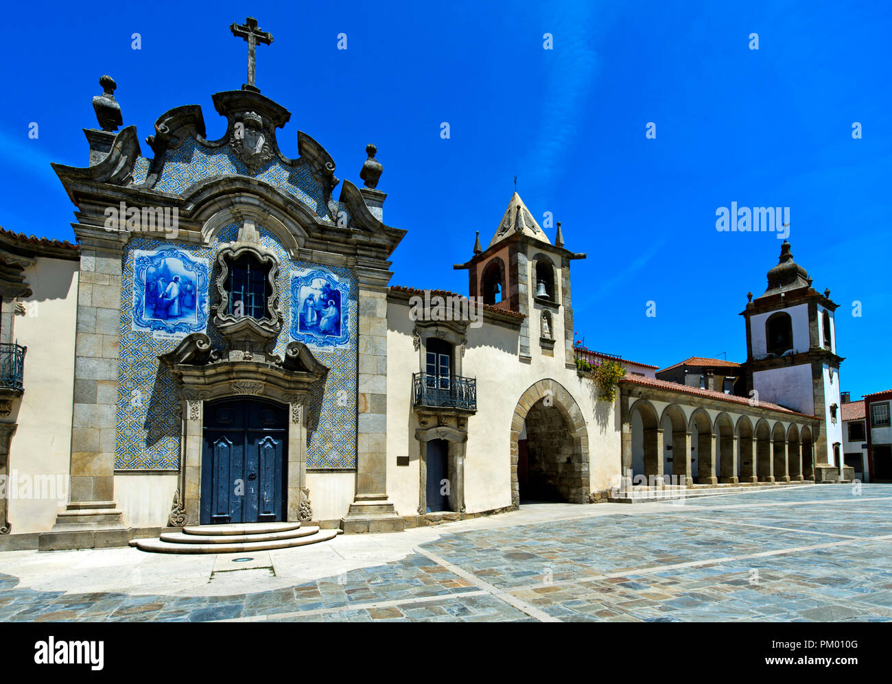 Place principale de la place de la République avec chapelle de la miséricorde, Capela da Misericórdia, porte de ville, les arcades et la tour de l'horloge, Sao Joao da Pesqueira, Portugal Banque D'Images