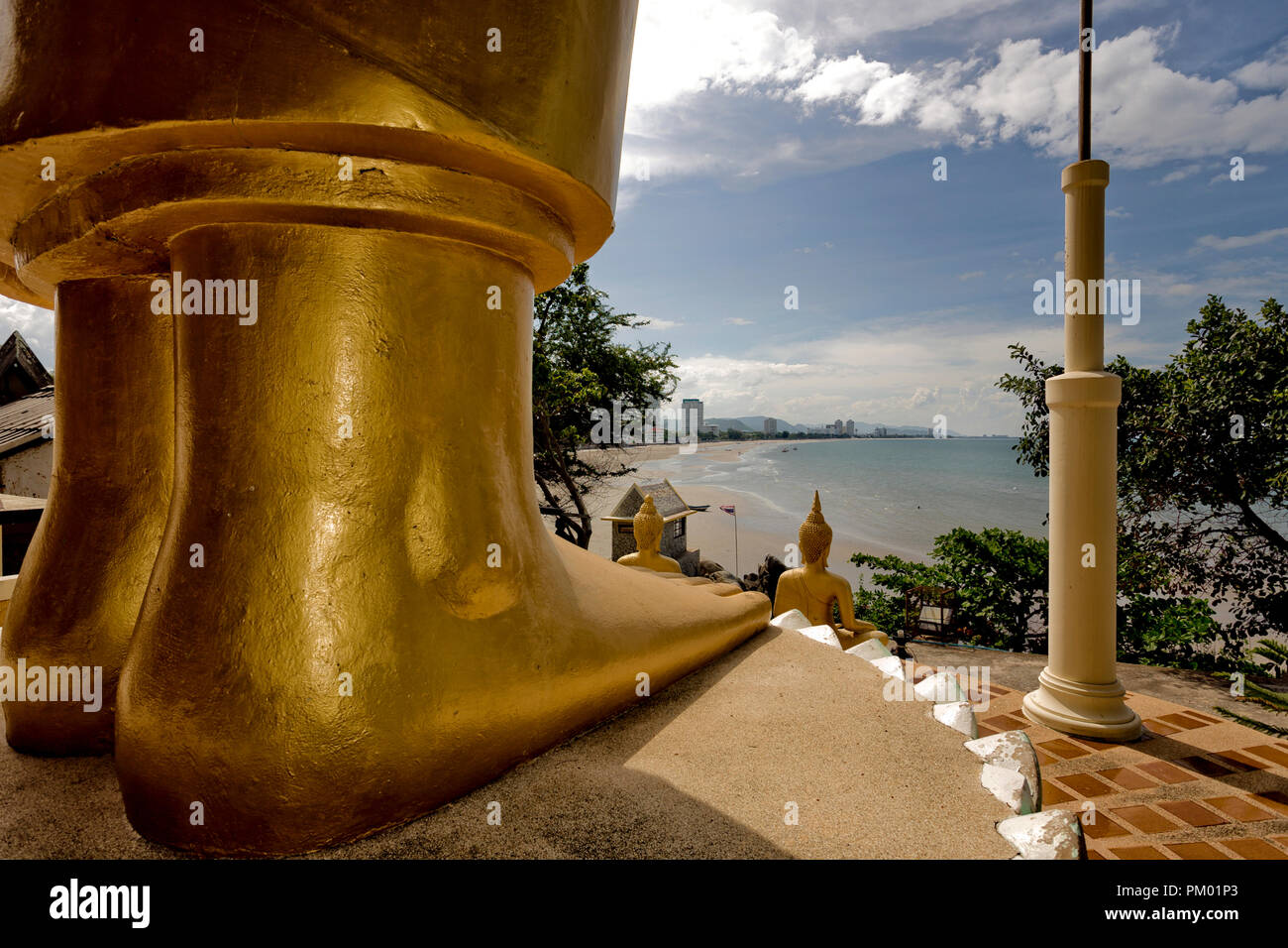 Pied de la grande statue du Bouddha d'or donnant sur Hua Hin à Khao Takiab temple bouddhiste Thaïlande S.E. Asie Banque D'Images