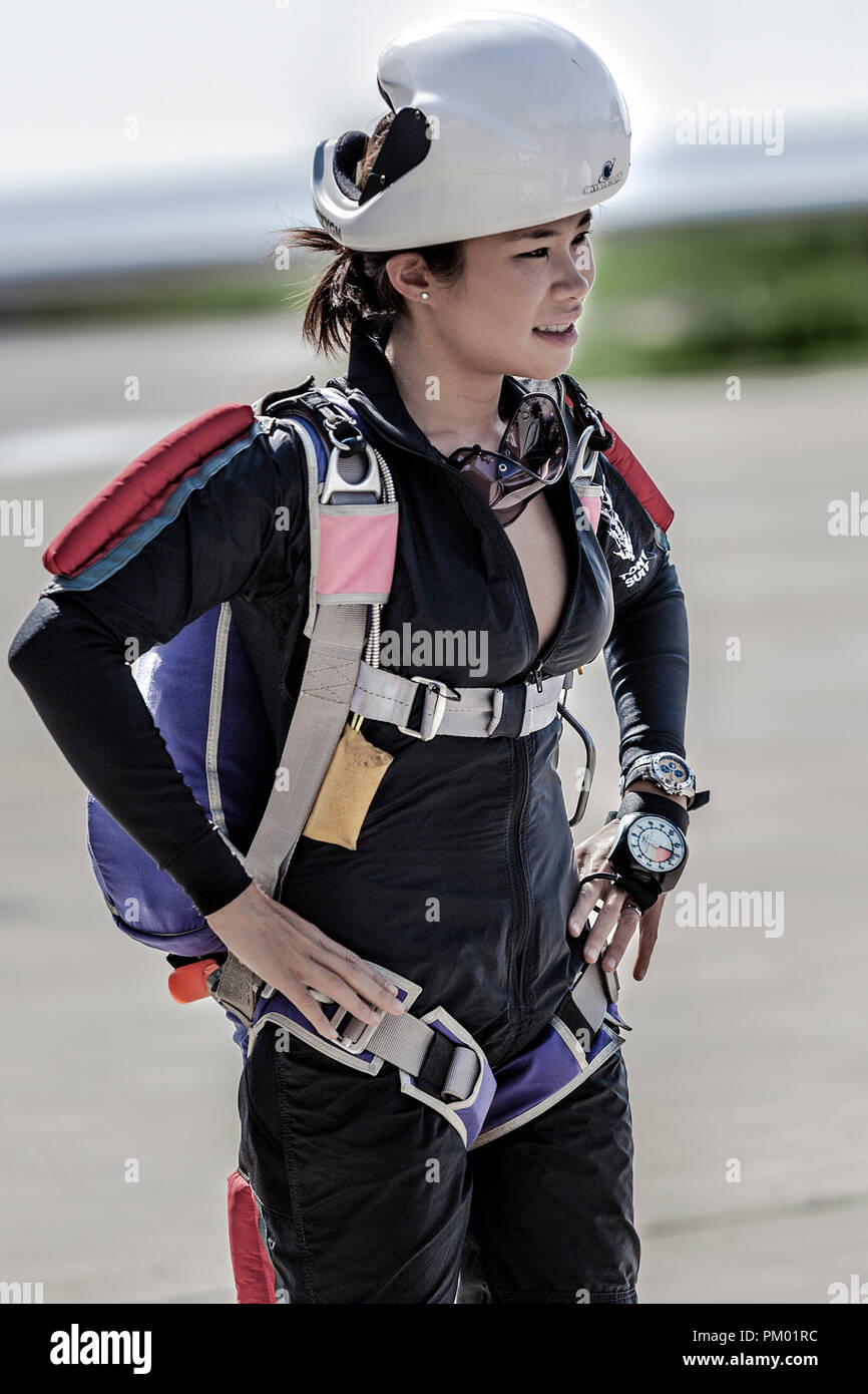 Parachutiste. Une femme officier militaire sur le point de sélection pour l'exposition au parachutisme Sarex (mer, air, sauvetage) show. Hua Hin, Thaïlande Banque D'Images