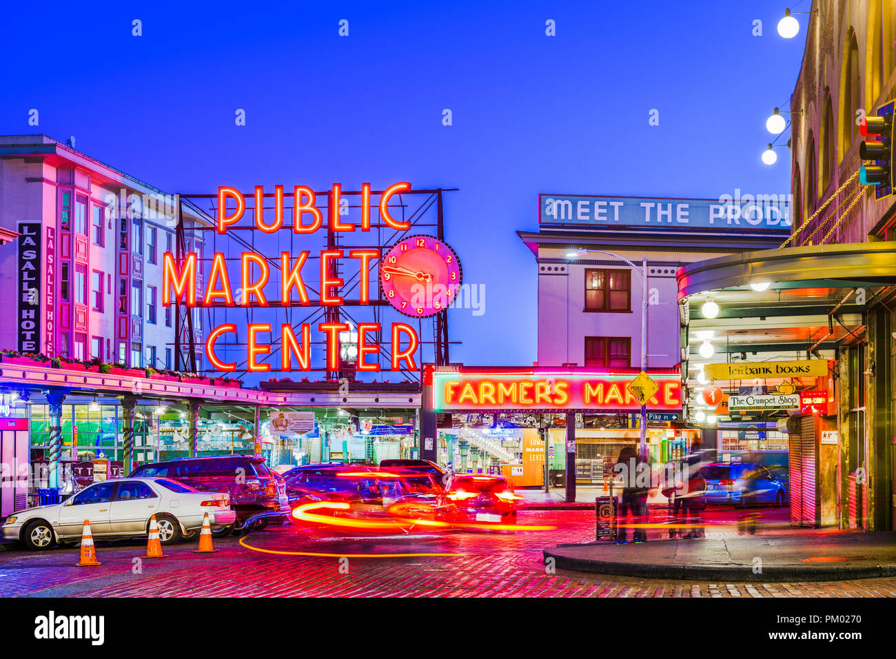 SEATTLE, WASHINGTON - 2 juillet ; 2018 : le marché de Pike Place la nuit. La destination touristique populaire a ouvert ses portes en 1907 et est l'un des plus ancien o Banque D'Images