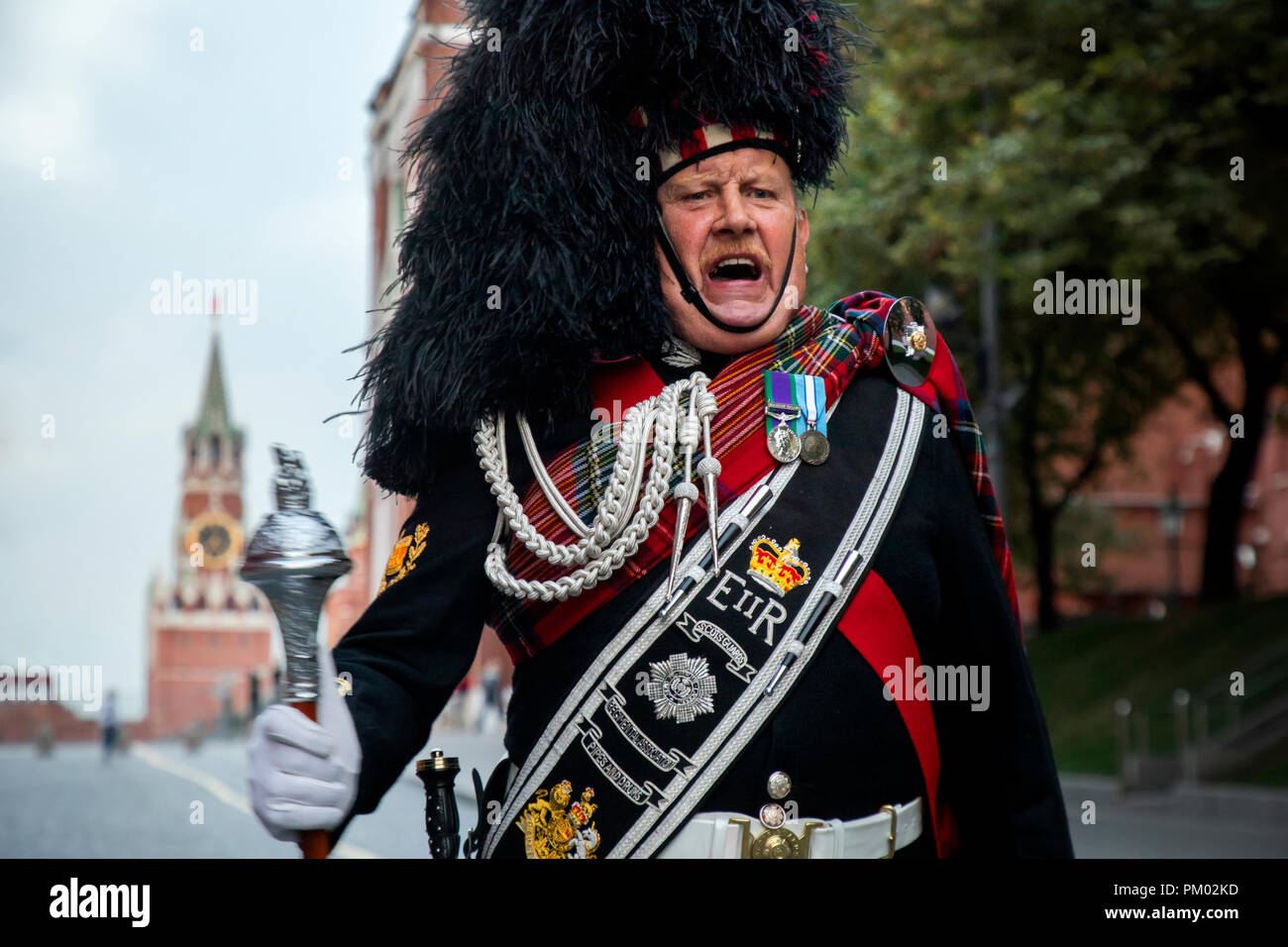 Un tambour-major de la Celtique International Massed Pipes and Drums mène une bande sur la Place Rouge à Moscou avant de procéder à l'Spasskaya Bashnya festiva Banque D'Images