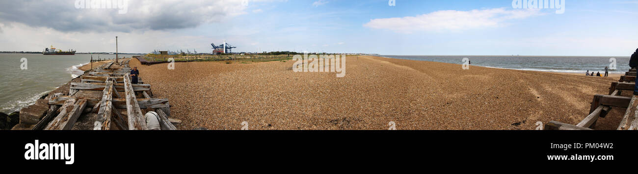 Panorama de Landguard Point, Felixstowe, Suffolk, Angleterre. Dans l'arrière-plan le port est à gauche du centre et de la ville à droite du centre. Banque D'Images