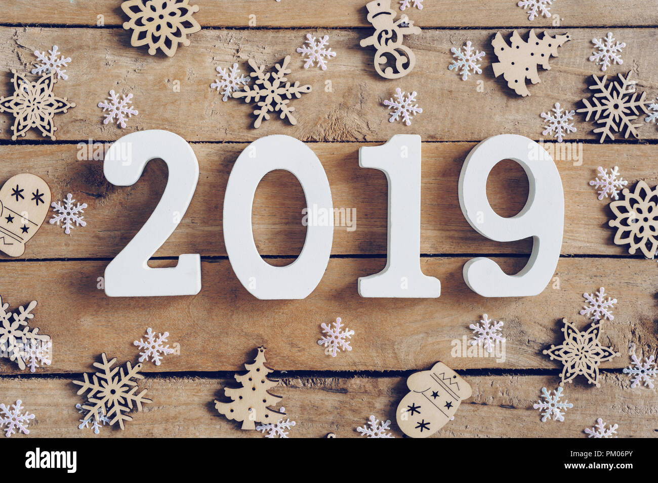 Nouvelle année 2019 sur fond de Noël brun en bois avec des flocons de neige et de décoration de Noël. Banque D'Images