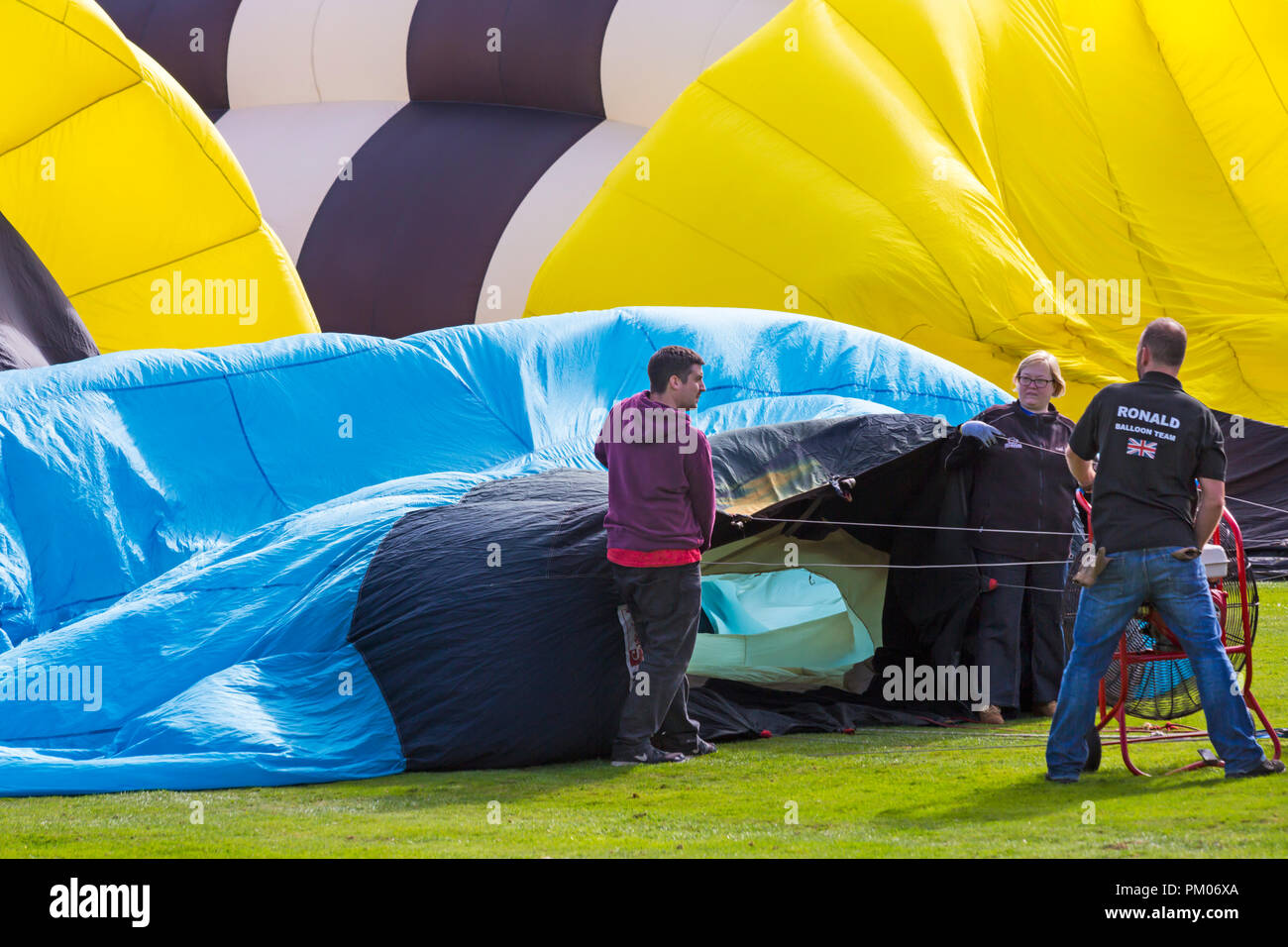 Ronald Balloon team préparation hot air balloon au ciel de Longleat Safari, Wiltshire, Royaume-Uni en septembre Banque D'Images