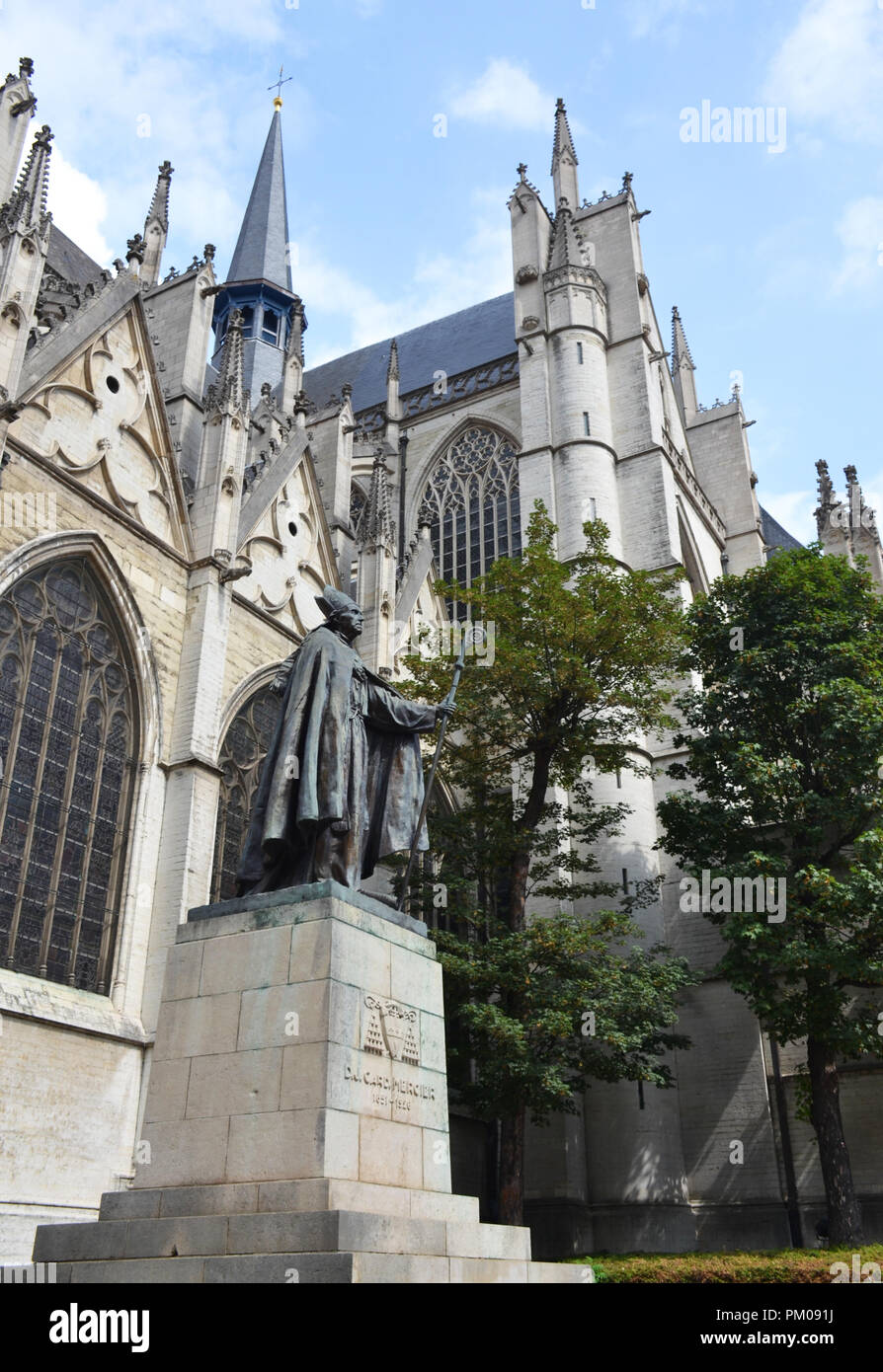 Statue du cardinal Mercier près de st. Michaels et st. Cathédrale Gudule à Bruxelles, Belgique Banque D'Images