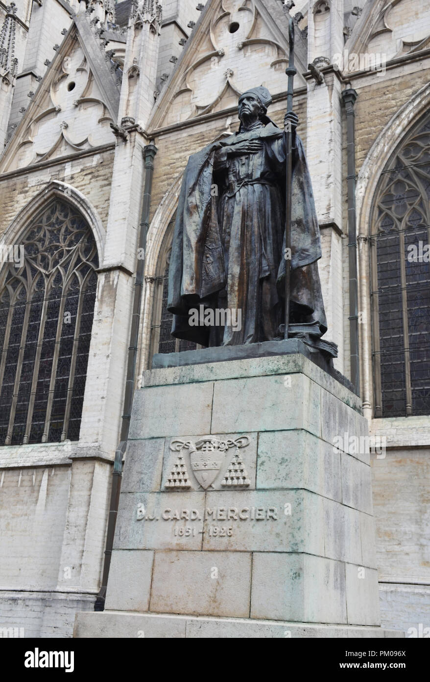Statue du cardinal Mercier près de st. Michaels et st. Cathédrale Gudule à Bruxelles, Belgique Banque D'Images