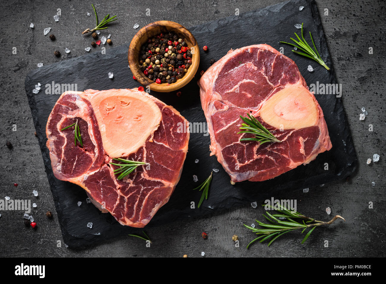 Steak De Boeuf Cru Osso Bucco Sur Noir En Viande Photo Stock Alamy