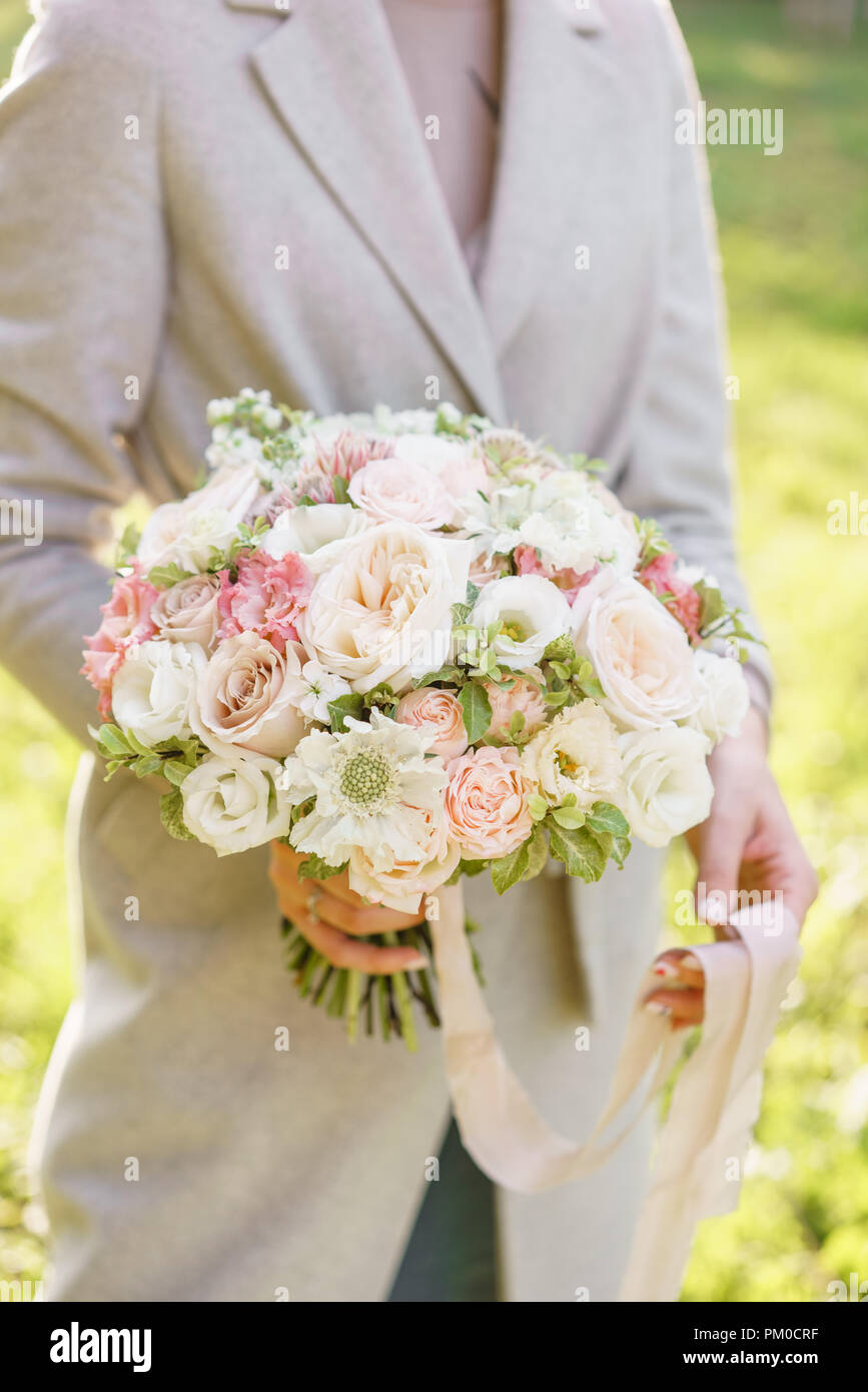 Lhumeur Du Printemps Jeune Fille Tenant Un Bouquet De