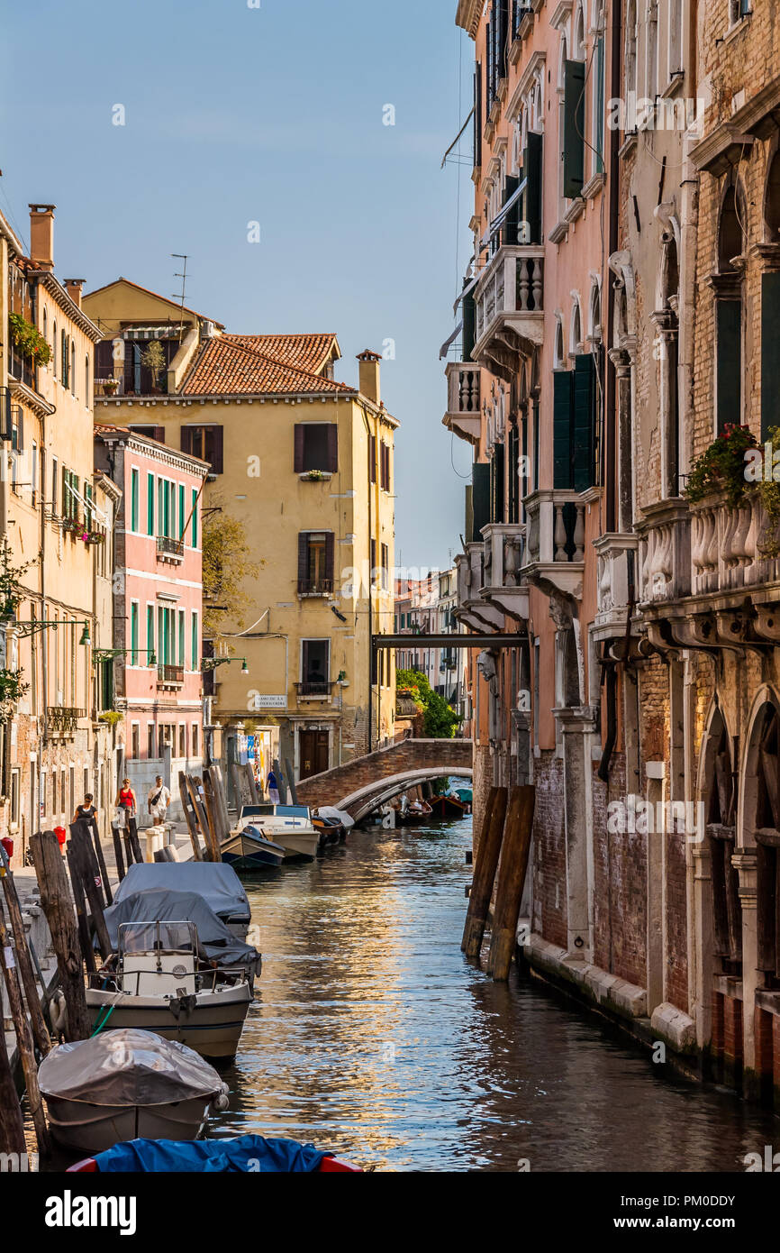 Canal étroit avec une traversée de pont, Venise, Italie. Banque D'Images