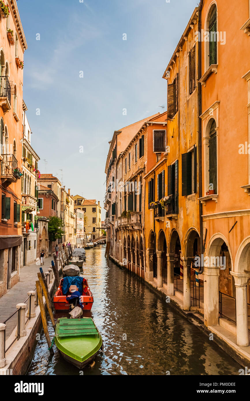 Canal étroit avec une passerelle piétonnière au-dessus, Venise, Italie. Banque D'Images