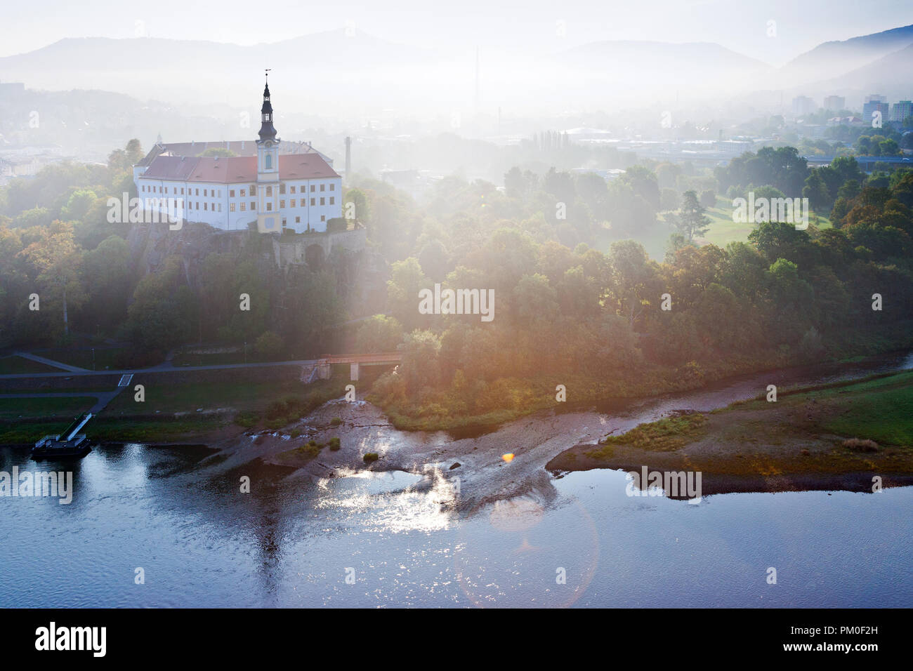 Zámek Děčín z Pastýřské stěny, Děčín, Severní Čechy, Česká republika / Decin château de Falaise, ville pastorale Decin, région de Bohême du Nord, République Tchèque Banque D'Images