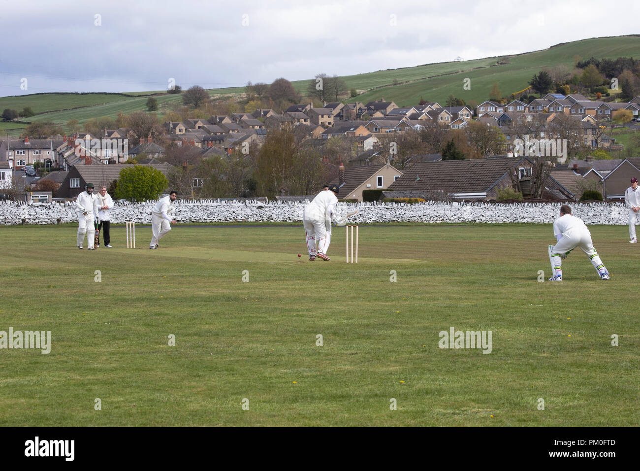 Village local de cricket joué dans Yorkshire, Angleterre Royaume-uni Banque D'Images