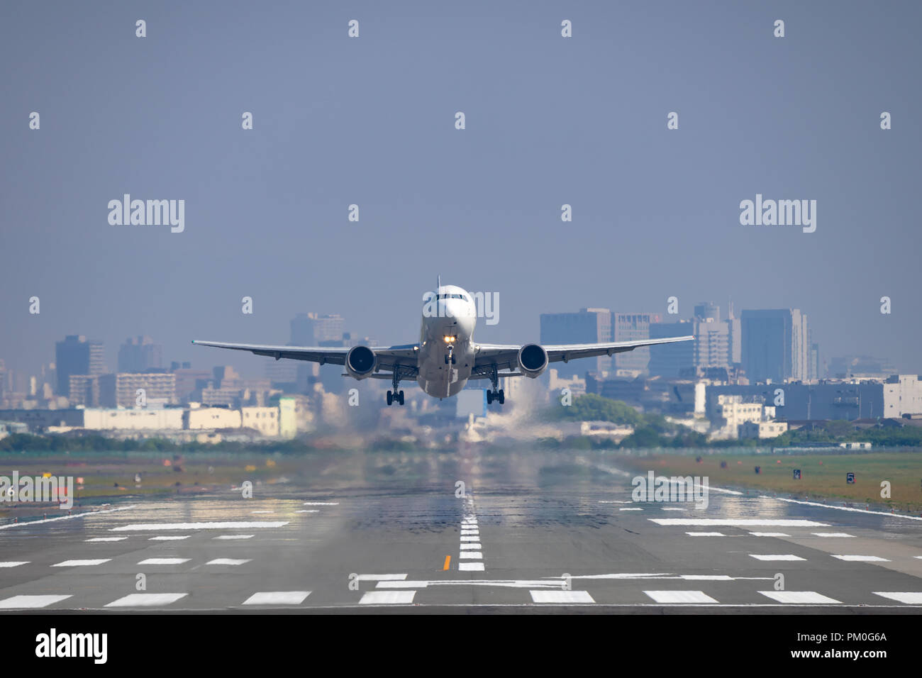 Boeing 767-300ER décollant de l'aéroport. Banque D'Images