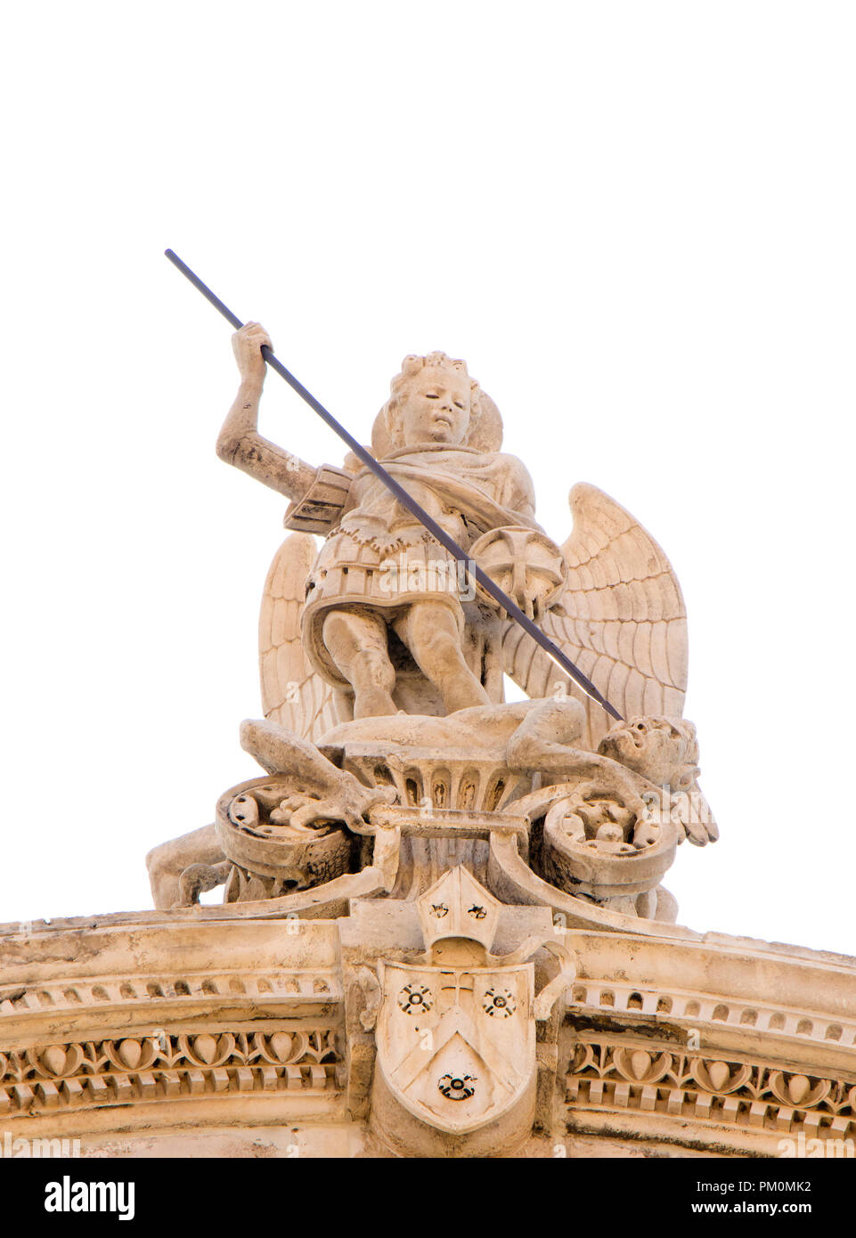 Statue de Saint Michel Archange tuant le Satan , sur le haut de la cathédrale de St Jacobs à Sibenik, Croatie, low angle view Banque D'Images