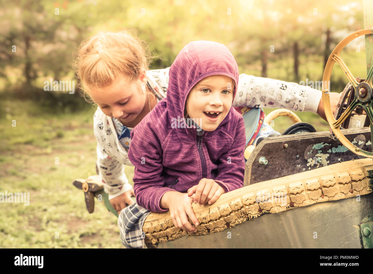 Happy happy kids enfants amusement jouer dehors parc Aire de paysage d'automne jaune soleil insouciant heureux concept de vie de la petite enfance Banque D'Images