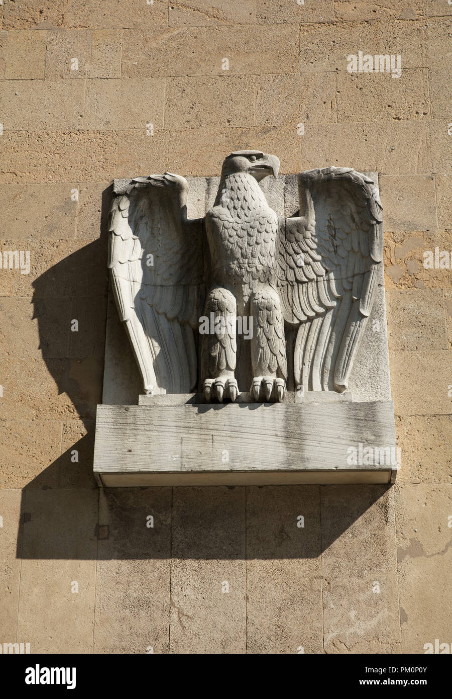 L'Aérodrome de Tempelhof, Berlin, Allemagne : 15 août 2018 : la sculpture d'aigle sur l'affichage à Eagle Square, sur l'ancien terminal d'aviation Banque D'Images