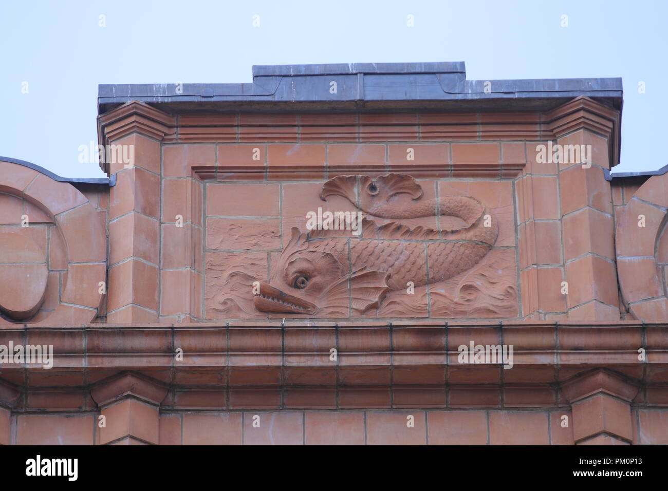 Un poisson victorien, décoration gravée sur l'extérieur d'un bâtiment dans le centre-ville de Leeds. Banque D'Images