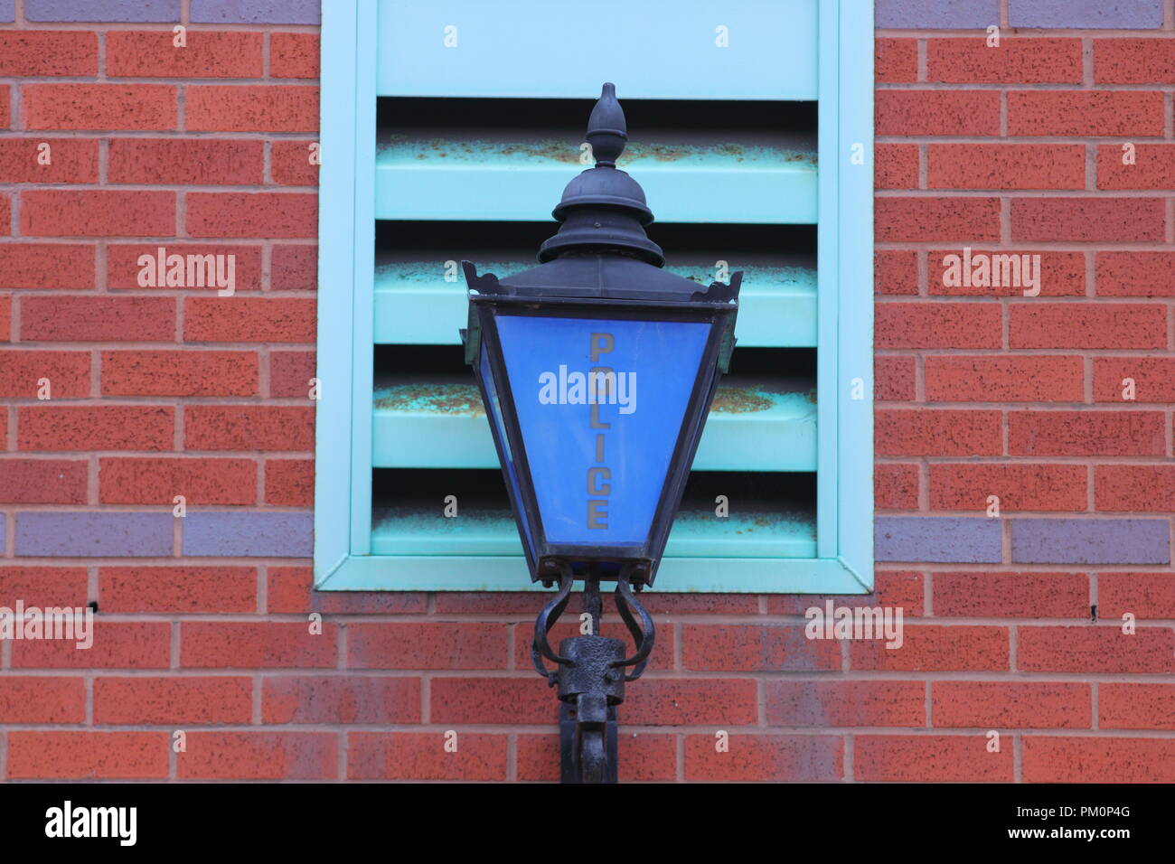 Une lanterne en police victorien bleu au-dessus de l'entrée de la station de police centrale de Leeds, West Yorkshire Banque D'Images