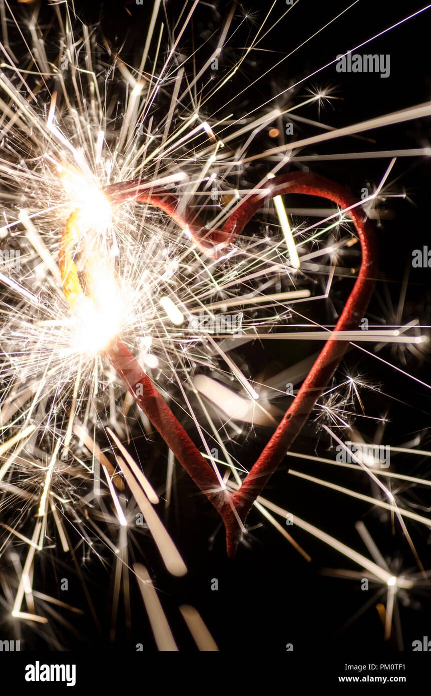 D'artifice en forme de coeur représente valentine concept. Banque D'Images