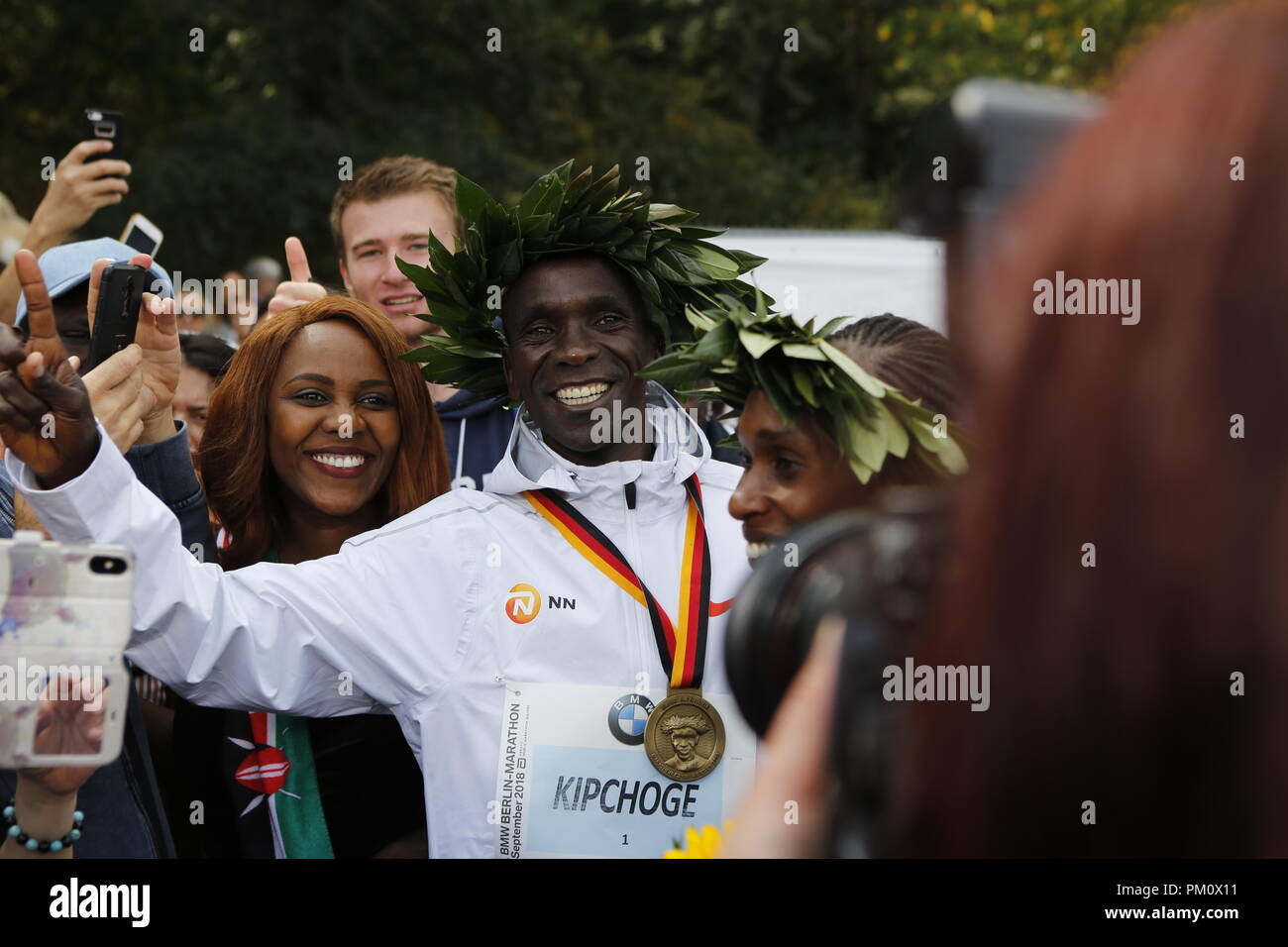 09/16/2018, 16.09.2018, Berlin, Allemagne. Eliud Kipchoge avec les fans. Eliud Kipchoge remporte le BMW-marathon de Berlin dans un nouveau record du monde. Avec 2:01:39 heures Kipchoge remporte le 45ème Marathon de Berlin BMW. Kenya's Amos Kipruto remporte la deuxième place et Wilson Kipsang de Kenya remporte la troisième place. Credit : SAO frappé/Alamy Live News Banque D'Images