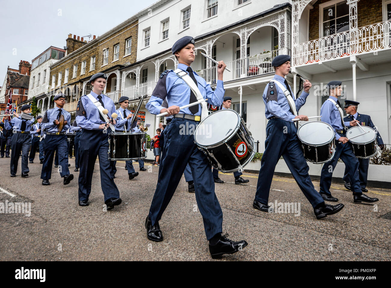 Battle of Britain Day Parade. 1312 (Southend on Sea) Cadets de l'Escadron a mené une marche de la Royal Naval et Militaire sur terrasse royale Club à St John's Church, à Southend on Sea, où un service de commémoration a eu lieu Banque D'Images