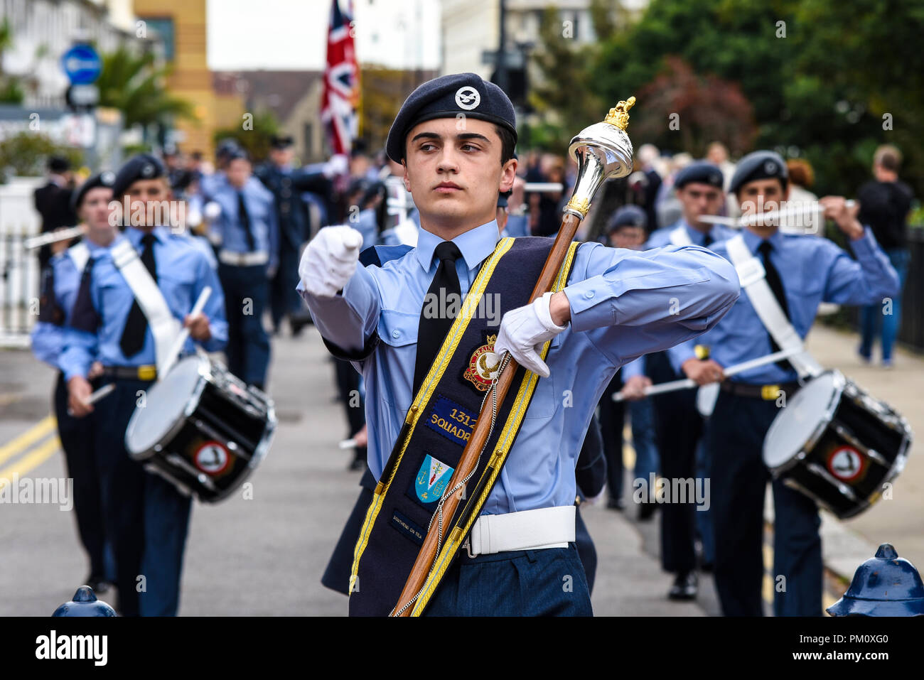 Battle of Britain Day Parade. 1312 (Southend on Sea) Cadets de l'Escadron a mené une marche de la Royal Naval et Militaire sur terrasse royale Club à St John's Church, à Southend on Sea, où un service de commémoration a eu lieu Banque D'Images