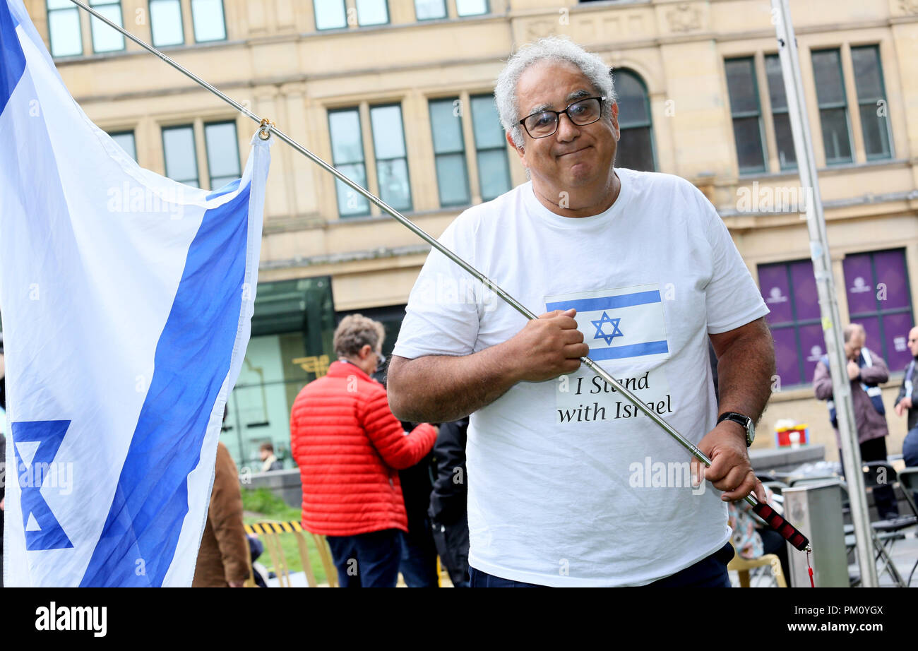 Manchester, UK. 16 Sep, 2018. Un homme tenant un drapeau israélien et  portant une chemise qui dit 'Je me tiens avec Israël' de Cathedral,  Manchester, 16 Septembre, 2018 (C)Barbara Cook/Alamy Live News
