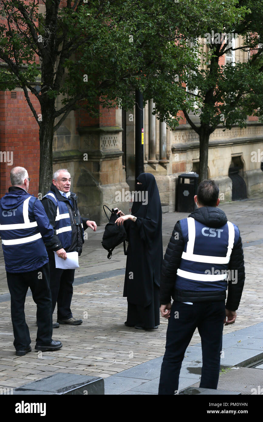 Manchester, UK. 16 Sep, 2018. Une femme portant une burqa marche à travers les jardins de la cathédrale est approché par 'CST' La sécurité pendant un rassemblement contre l'antisémitisme et son sac est fouillé, Cathedral, Manchester, 16 Septembre, 2018 (C)Barbara Cook/Alamy Live News Crédit : Barbara Cook/Alamy Live News Banque D'Images