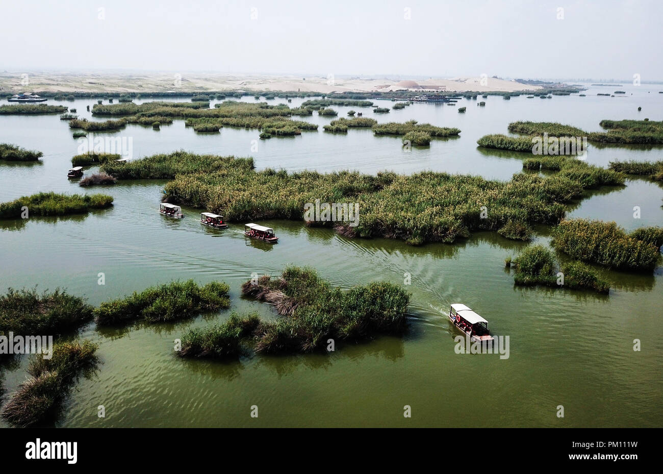 Yinchuan. Sep 12, 2018. Photo aérienne prise le 12 septembre 2018 montre des bateaux touristiques dans le lac Shahu Shizuishan City, dans le nord-ouest de la Chine, région autonome du Ningxia Hui. Crédit : Chen Bin/Xinhua/Alamy Live News Banque D'Images
