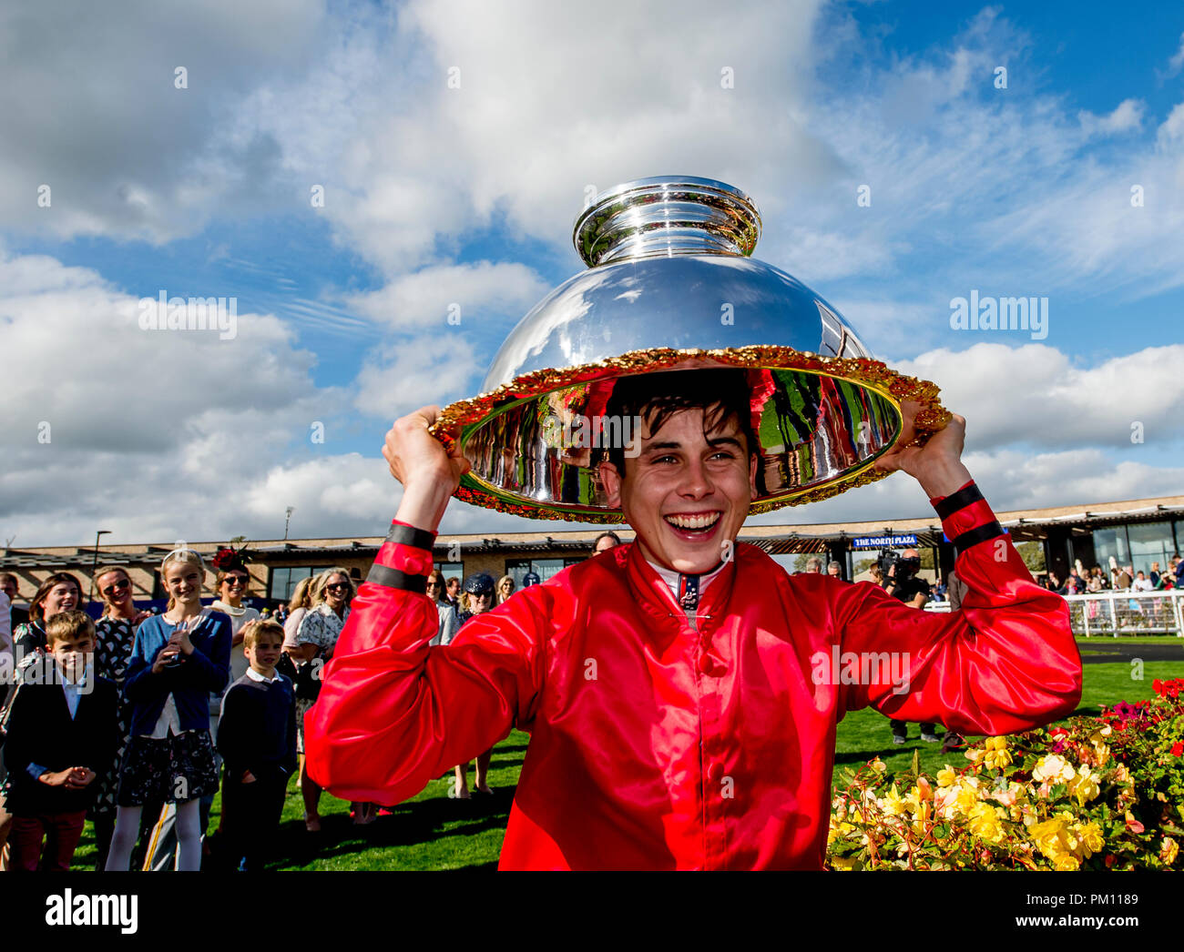 Curragh, KIL, USA. 16 Sep, 2018. 16 septembre 2018 : Ronan Whelan célèbre avec la coupe du vainqueur après avoir remporté le Moyglare Stud Stakes à bord Skitter » sur Scatter Champions irlandais Curragh Hippodrome Enjeux à jour le 16 septembre 2018 en Irlande, Curragh. Scott Serio/ESW/CSM/Alamy Live News Banque D'Images