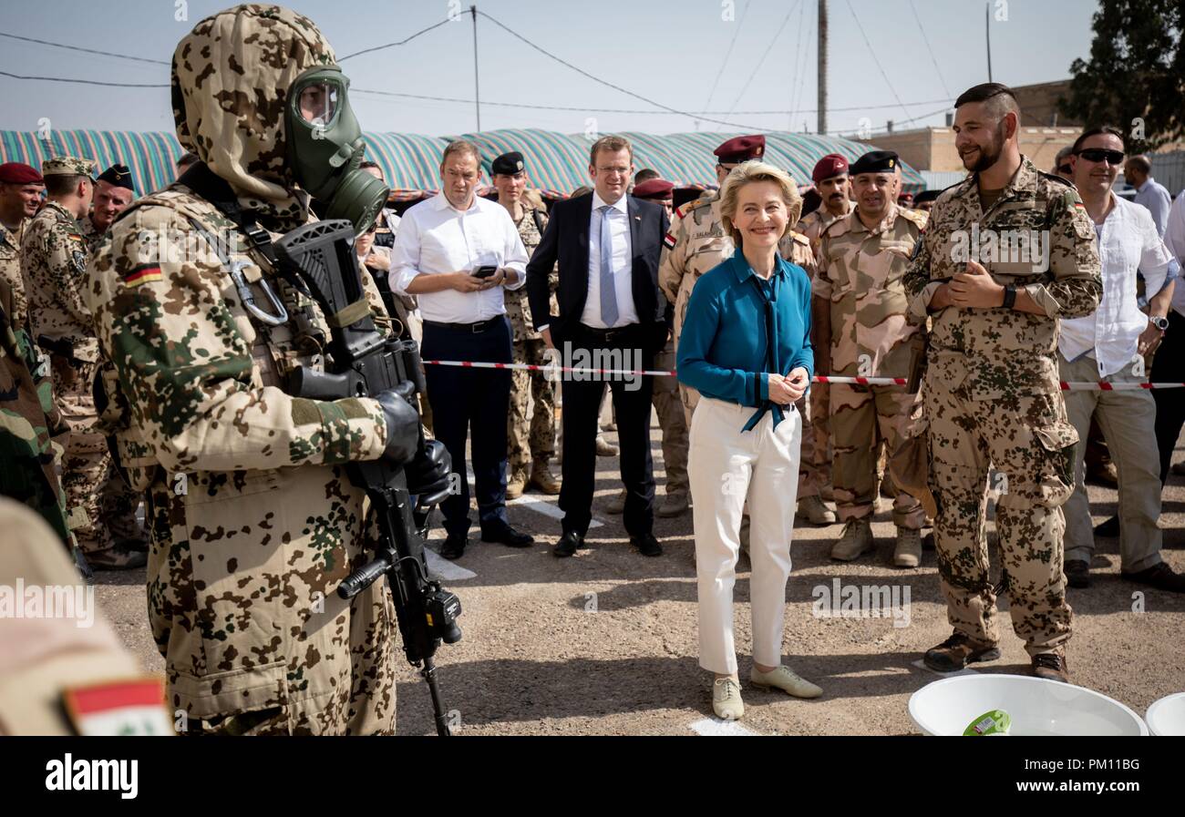 Taji, Iraq. 16 Sep, 2018. Ursula von der Leyen (CDU), le ministre allemand de la Défense, en visite en allemand et les soldats iraquiens à un centre de formation à la défense CBRN le peuple iraquien dans la base militaire de Taji. Le ministre est aussi en Irak pour des entretiens politiques. Credit : Kay Nietfeld/dpa/Alamy Live News Banque D'Images