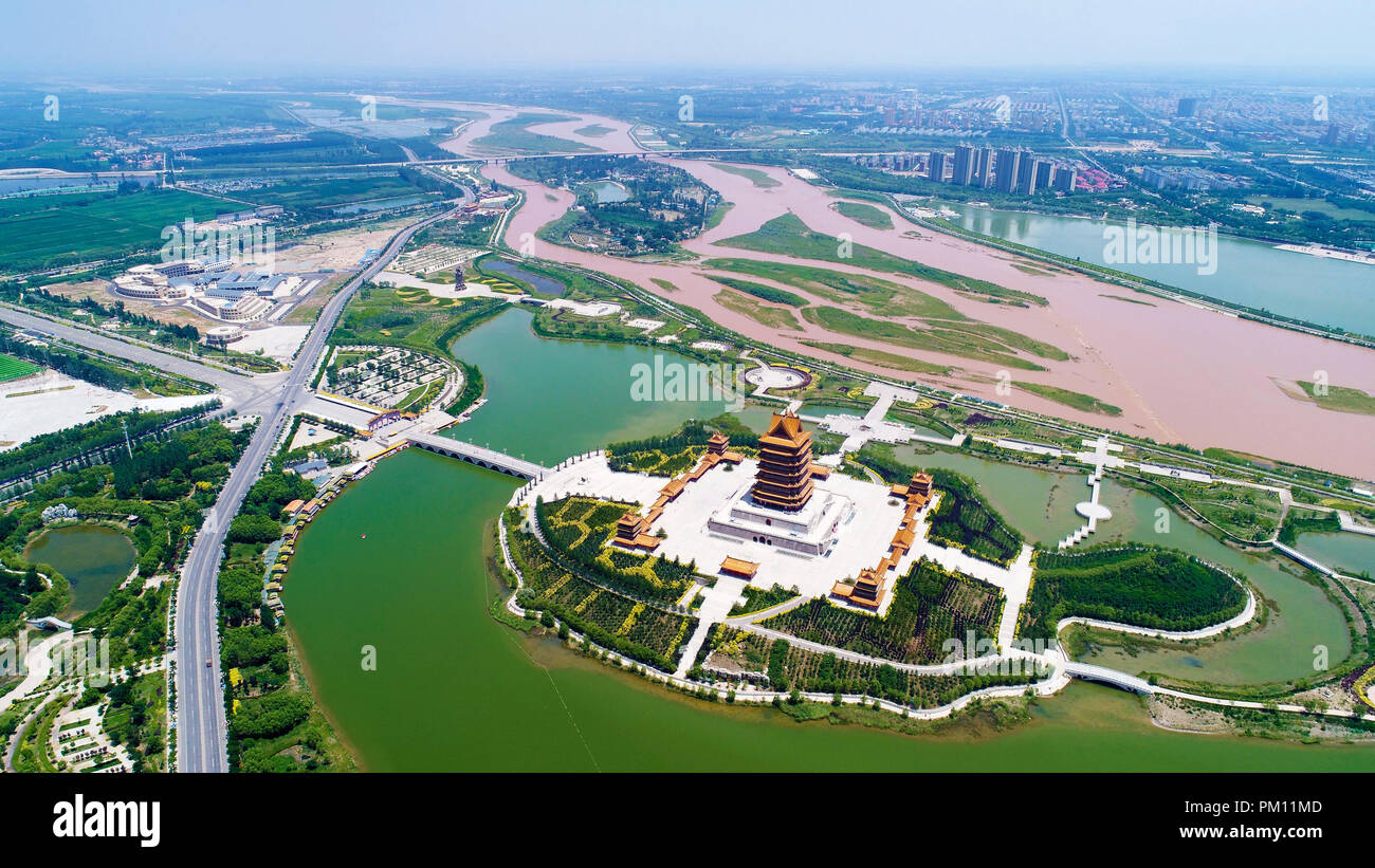 Yinchuan. 26 Juin, 2018. Photo aérienne prise le 26 juin 2018 présente une vue de Wuzhong Ville, nord-ouest de la Chine, région autonome du Ningxia Hui. Credit : Wang Peng/Xinhua/Alamy Live News Banque D'Images