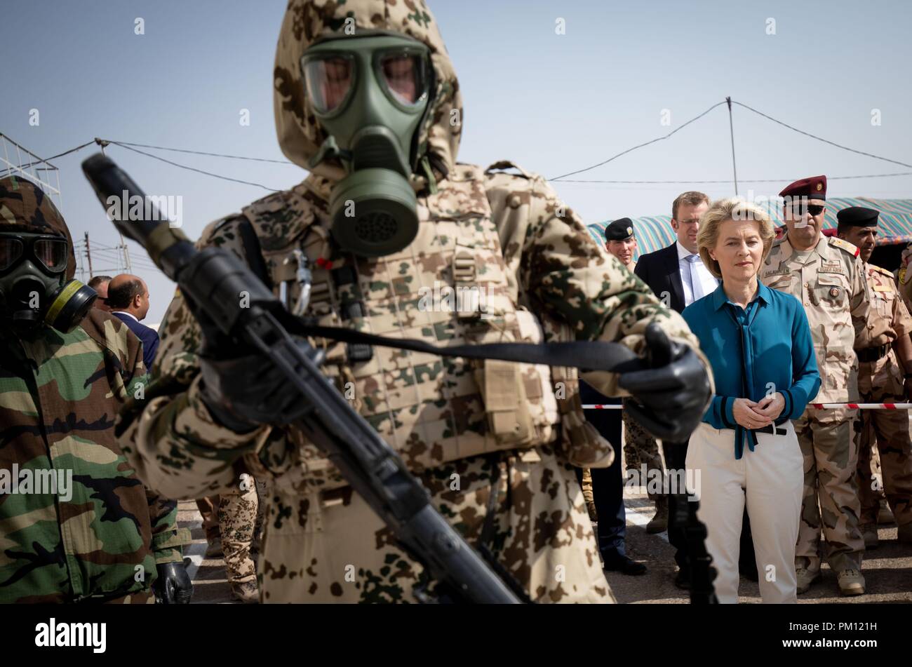 Taji, Iraq. 16 Sep, 2018. Ursula von der Leyen (CDU), le ministre allemand de la Défense, en visite en allemand et les soldats iraquiens à un centre de formation à la défense CBRN le peuple iraquien dans la base militaire de Taji. Le ministre est aussi en Irak pour des entretiens politiques. Credit : Kay Nietfeld/dpa/Alamy Live News Banque D'Images