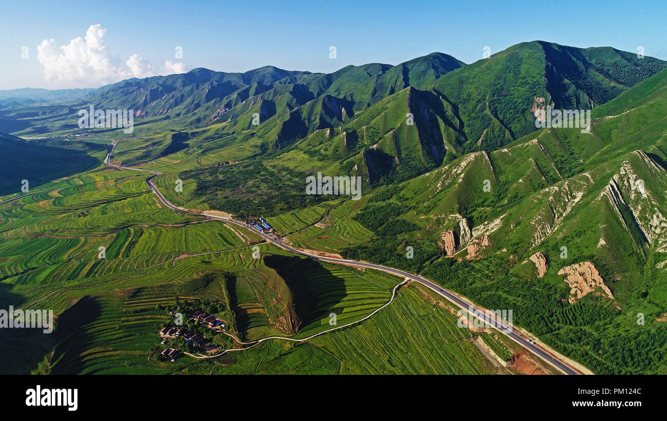 Yinchuan. 17 juillet, 2018. Photo aérienne prise le 17 juillet 2018 montre les paysages de Longde, comté du nord-ouest de la Chine, région autonome du Ningxia Hui. Credit : Wang Peng/Xinhua/Alamy Live News Banque D'Images
