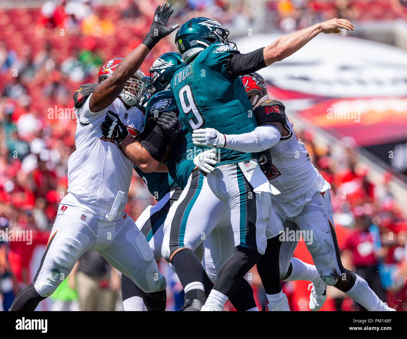 Tampa, Floride, USA. 16 Sep, 2018. Tampa Bay Buccaneers secondeur extérieur Kwon Alexander (58) pressions Philadelphia Eagles quarterback Nick Foles (9) Passer au 1er semestre au cours du match entre les Eagles de Philadelphie et les Tampa Bay Buccaneers chez Raymond James Stadium de Tampa, Floride. Del Mecum/CSM/Alamy Live News Banque D'Images