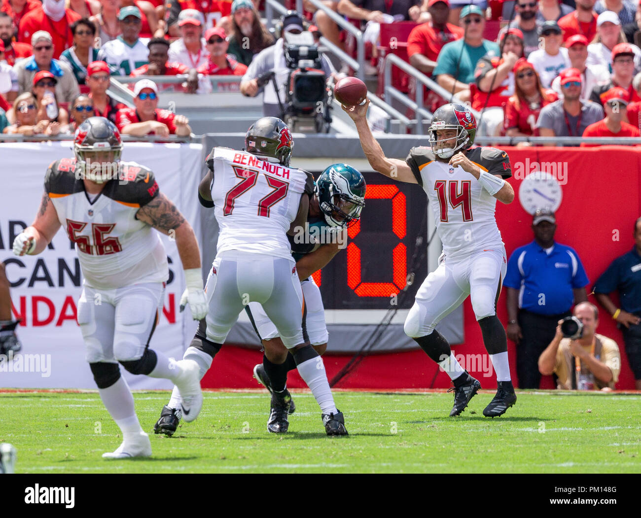 Tampa, Floride, USA. 16 Sep, 2018. Tampa Bay Buccaneers quart-arrière Ryan Fitzpatrick (14) lance une passe au 1er semestre au cours du match entre les Eagles de Philadelphie et les Tampa Bay Buccaneers chez Raymond James Stadium de Tampa, Floride. Del Mecum/CSM/Alamy Live News Banque D'Images