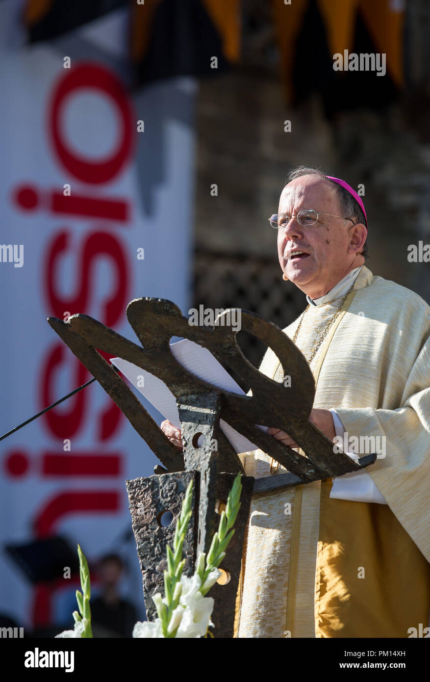 Erfurt, Thuringe. 16 Sep, 2018. Ulrich Neymeyr, évêque du diocèse d'Erfurt, parlant sur les marches de la cathédrale de Erfurt à l'ouverture de l'action de secours à l'échelle du pays de l'International Catholic Opus à l'occasion du pèlerinage du diocèse. Credit : Jens-Ulrich Koch/dpa-Zentralbild/dpa/Alamy Live News Banque D'Images