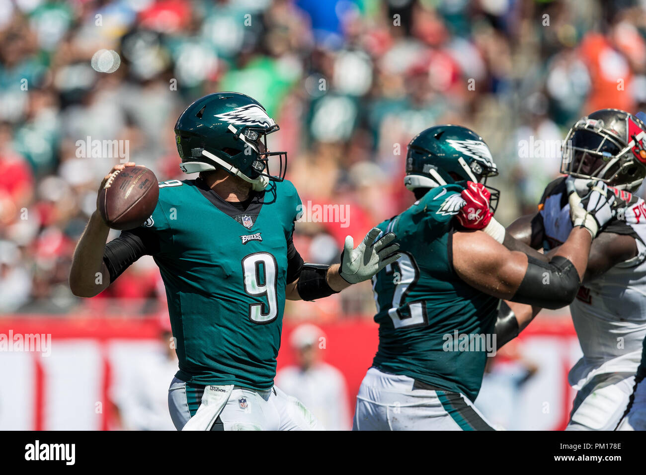 Tampa, Floride, USA. 16 Sep, 2018. Philadelphia Eagles quarterback Nick Foles (9) revient à remplir un col pendant le match contre les Tampa Bay Buccaneers chez Raymond James Stadium le dimanche 16 septembre 2018 à Tampa, en Floride. Credit : Travis Pendergrass/ZUMA/Alamy Fil Live News Banque D'Images