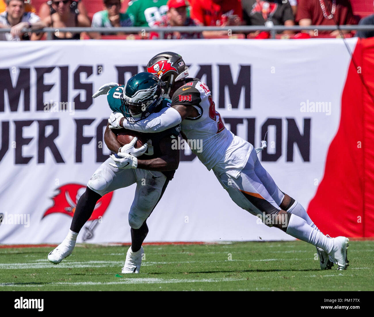 Tampa, Floride, USA. 16 Sep, 2018. Tampa Bay Buccaneers secondeur extérieur Kwon Alexander (58) s'attaque .Philadelphia Eagles running back Wendell Smallwood (28) dans la 2e moitié pendant le jeu entre les Philadelphia Eagles et les Tampa Bay Buccaneers chez Raymond James Stadium de Tampa, Floride. Del Mecum/CSM/Alamy Live News Banque D'Images