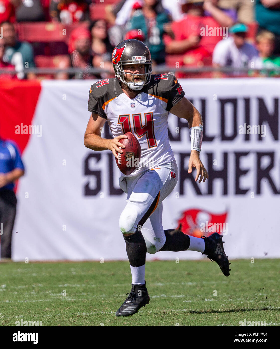 Tampa, Floride, USA. 16 Sep, 2018. Tampa Bay Buccaneers quart-arrière Ryan Fitzpatrick (14) brouille puis recherche un récepteur ouvert dans le 4e trimestre au cours du match entre les Eagles de Philadelphie et les Tampa Bay Buccaneers chez Raymond James Stadium de Tampa, Floride. Del Mecum/CSM/Alamy Live News Banque D'Images