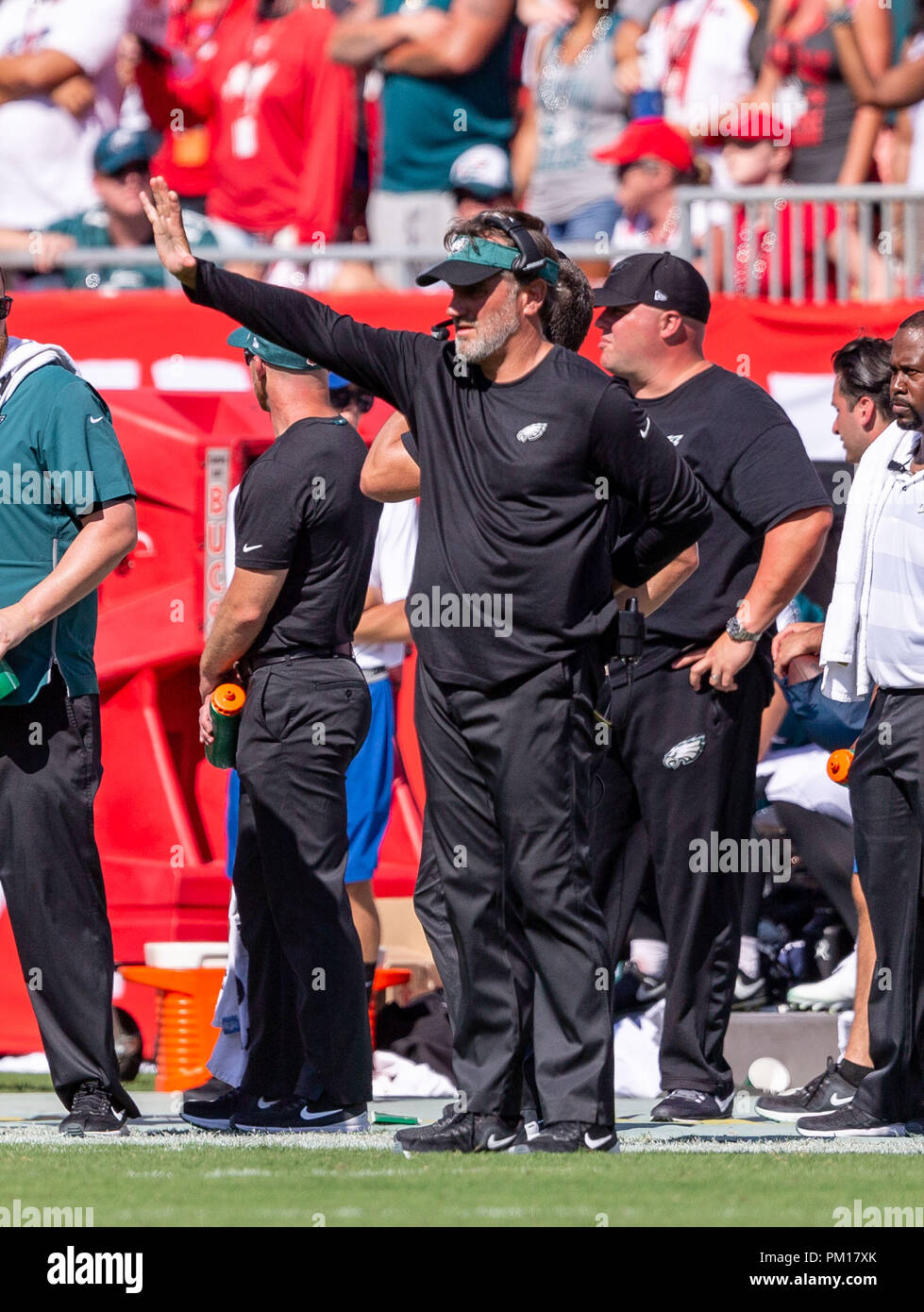 Tampa, Floride, USA. 16 Sep, 2018. Philadelphia Eagles entraîneur en chef Doug Pederson pendant le jeu entre les Philadelphia Eagles et les Tampa Bay Buccaneers chez Raymond James Stadium de Tampa, Floride. Del Mecum/CSM/Alamy Live News Banque D'Images