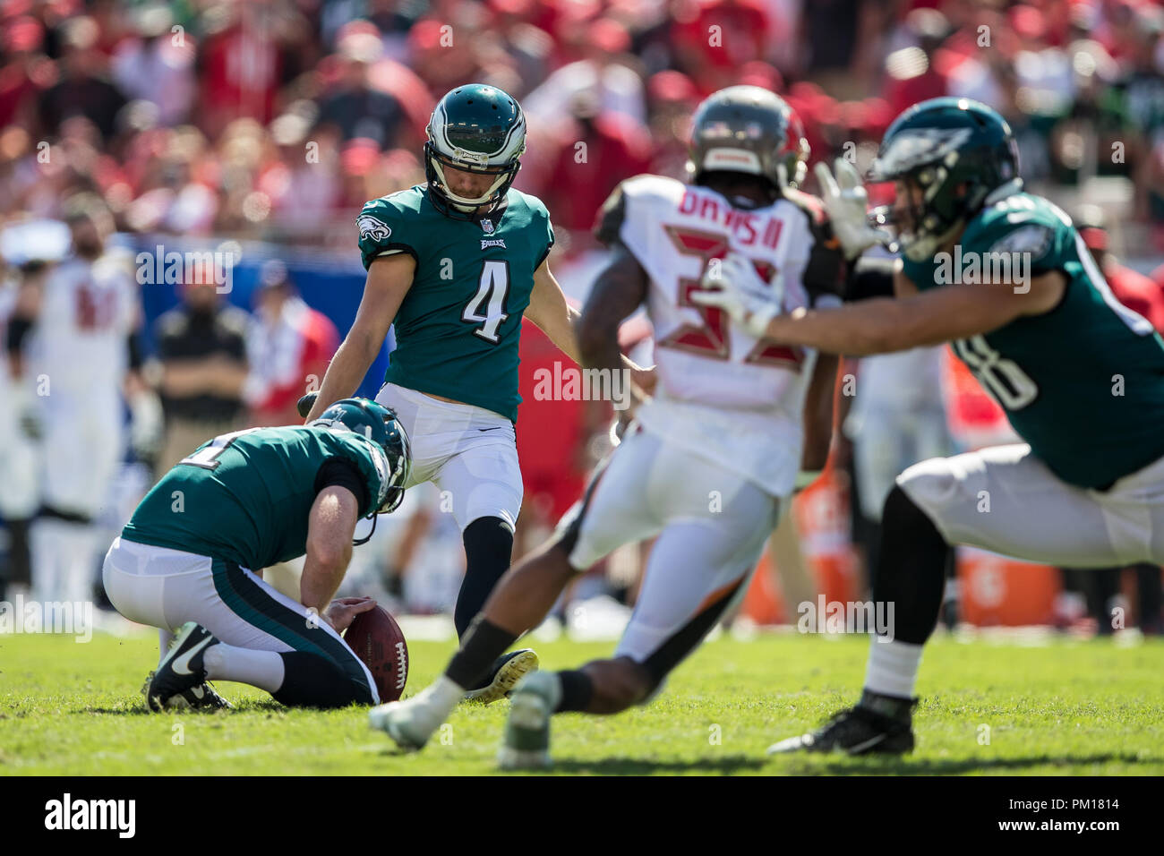 Tampa, Floride, USA. 16 Sep, 2018. Philadelphia Eagles kicker Jake Elliott (4) complète un point supplémentaire contre les Tampa Bay Buccaneers chez Raymond James Stadium le dimanche 16 septembre 2018 à Tampa, en Floride. Credit : Travis Pendergrass/ZUMA/Alamy Fil Live News Banque D'Images