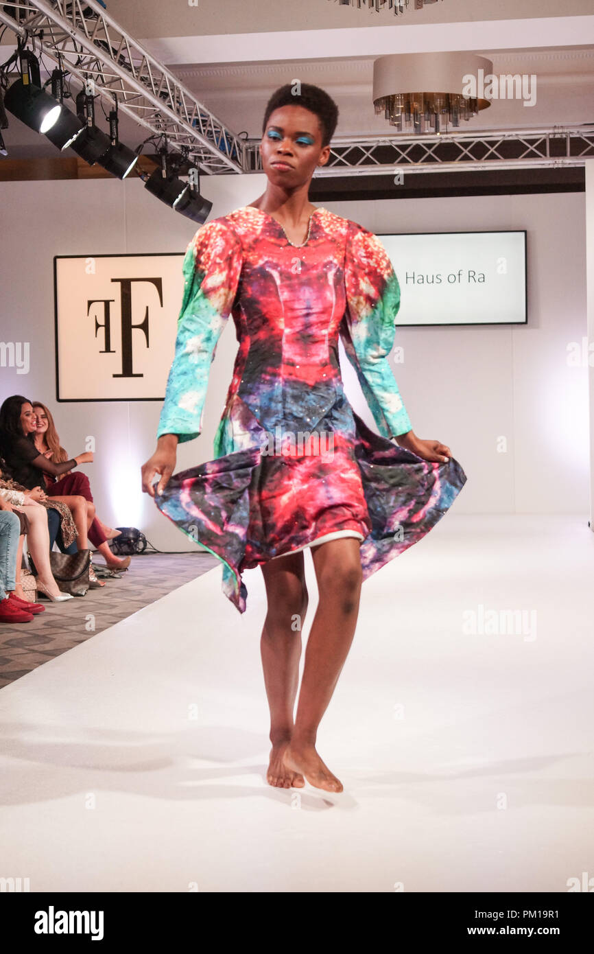 Londres, Royaume-Uni. 16 Sep 2018. Fashions Finest ES19, jour 2, voir 2 et Soiree y compris les concepteurs espèrent Macaulay de l'Irlande, Velika Hartono de l'Indonésie, Georgina Dee du Royaume-Uni, des Etats-Unis, de l'Twozzday Lian Cara de galles, 13 studios de design Magpie UK, Louise Clark Design, John Herrera, Maddy Stringer Rosie Couture rouge, de conception et de corsetterie, Rose Connor, Vaseghia Quillattire,, pièce69, Haus de Ra, Giebultowski, une étoile est née au Royaume-Uni, Caivo, performance par Paul Manners et modèle de fauteuil roulant Samanta Bullock et le syndrome de Madeline modèle Stuart. Crédit : Peter Hogan/Alamy Live News Banque D'Images